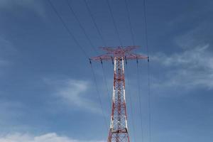 poste elétrico vermelho e branco foto