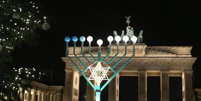 menorah e árvore de natal em pariser platz, berlim, alemanha foto