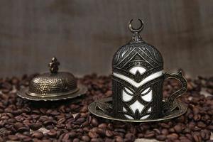 grãos de café torrados e café turco foto