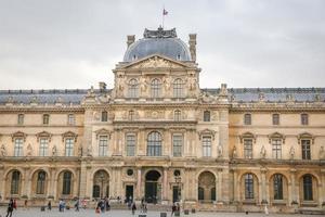 museu do louvre na cidade de paris foto