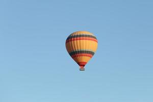 balão de ar quente sobre a cidade de goreme foto