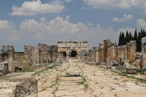 portão frontinus e rua na cidade antiga de hierápolis, turquia foto