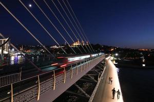ponte de metro de chifre de ouro em istambul, turquia foto