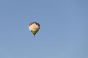 balão de ar quente sobre a cidade de goreme foto