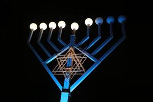 hanukkiah, menorah com nove ramos foto