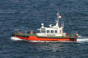 barco de segurança costeira foto