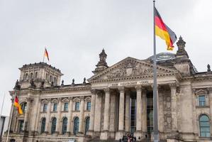 parlamento alemão, edifício do reichstag em berlim, alemanha foto