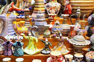 cerâmica turca no bazar de especiarias foto