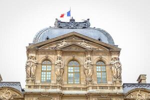 museu do louvre na cidade de paris foto