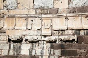 estátuas sobre a torre do castelo de ancara, turquia foto