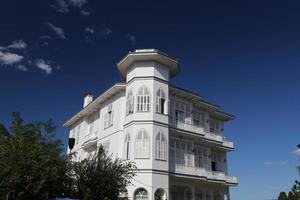 casa branca e de madeira em buyukada, istambul foto