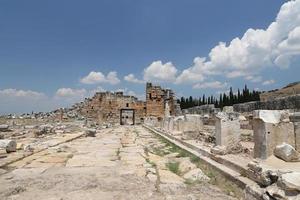 rua frontinus na cidade antiga de hierapolis, turquia foto