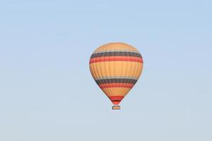 balão de ar quente sobre a cidade de goreme foto