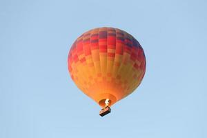 balão de ar quente sobre a cidade de goreme foto