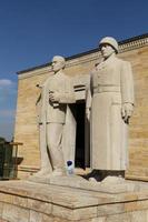 escultura de homens turcos localizada na entrada da estrada dos leões em anitkabir foto