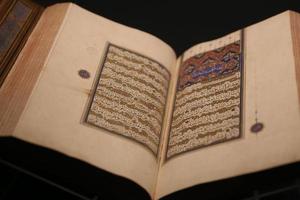 alcorão do livro islâmico do azevinho foto