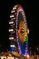 roda gigante no mercado de natal de neptunbrunnen em berlim, alemanha foto