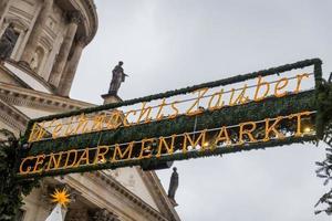 entrada do mercado de natal gendarmenmarkt, berlim, alemanha foto