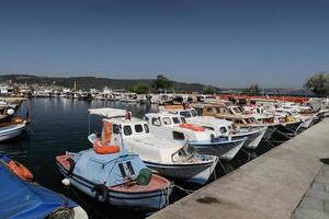 barcos de pesca no porto de canakkale foto
