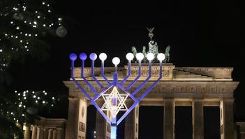 menorah e árvore de natal em pariser platz, berlim, alemanha foto