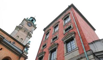 storkyrkan, catedral de são nicolau e um edifício em gamla stan, estocolmo, suécia foto