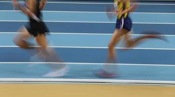 atletas blured correm no atletismo foto