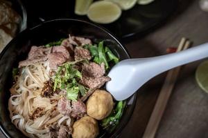 sopa de sangue de macarrão estilo tailandês, macarrão de barco, prato delicioso, famosa sopa de macarrão tailandês. os tailandeses chamam de macarrão de barco. foto