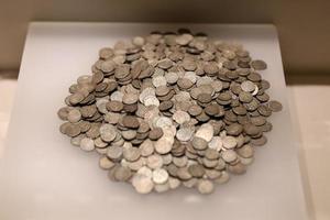 moedas antigas no museu de alanya, antalya, turquia foto