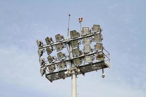 equipamento de iluminação no estádio foto