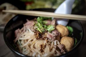 sopa de sangue de macarrão estilo tailandês, macarrão de barco, prato delicioso, famosa sopa de macarrão tailandês. os tailandeses chamam de macarrão de barco. foto