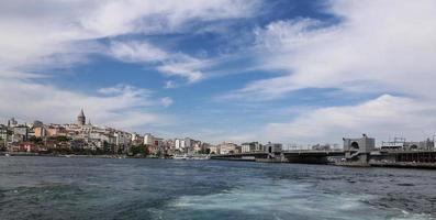 ponte galata e torre galat na cidade de istambul foto