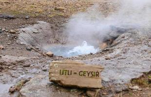 pequeno geysir na islândia foto