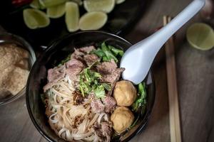 sopa de sangue de macarrão estilo tailandês, macarrão de barco, prato delicioso, famosa sopa de macarrão tailandês. os tailandeses chamam de macarrão de barco. foto