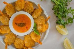 levemente à milanesa e depois frita esta receita clássica de camarão frito é completamente viciante foto