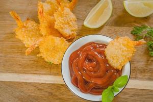 levemente à milanesa e depois frita esta receita clássica de camarão frito é completamente viciante foto