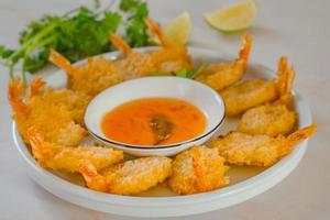 levemente à milanesa e depois frita esta receita clássica de camarão frito é completamente viciante foto