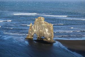 rocha de hvitserkur na islândia foto