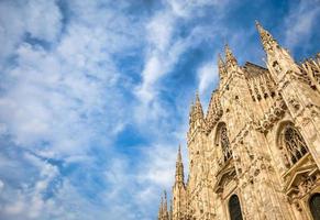 catedral de milão - duomo di milano - com céu azul e luz do pôr do sol foto