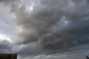 nuvens de tempestade pretas no horizonte em um dia de verão. foto