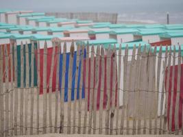 a praia de katwijk na holanda foto