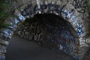 uma ponte de pedra em um parque de jardim na cidade. uma ponte para os amantes da cidade. foto