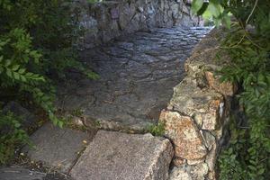 uma ponte de pedra em um parque de jardim na cidade. uma ponte para os amantes da cidade. foto