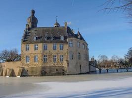 tempo de inverno em um castelo na alemanha foto