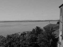 a cidade de meersburg no lago de constância foto