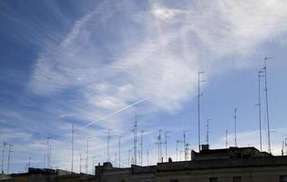 céu azul sobre antenas na cidade velha de bari, itália foto