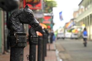 cabeças de cavalo de metal ao longo de uma rua em nova orleães, louisiana foto