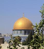 vista sobre a cúpula dourada em jerusalém, israel foto