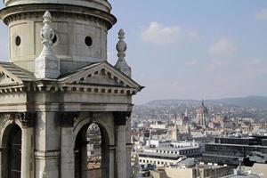 vista sobre a cidade de budapeste, hungria, da catedral foto