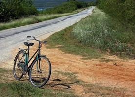 bicicleta vintage ao lado de uma estrada em uma área rural em cuba foto