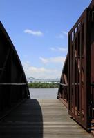 portão em um skyway perto do rio mississippi foto